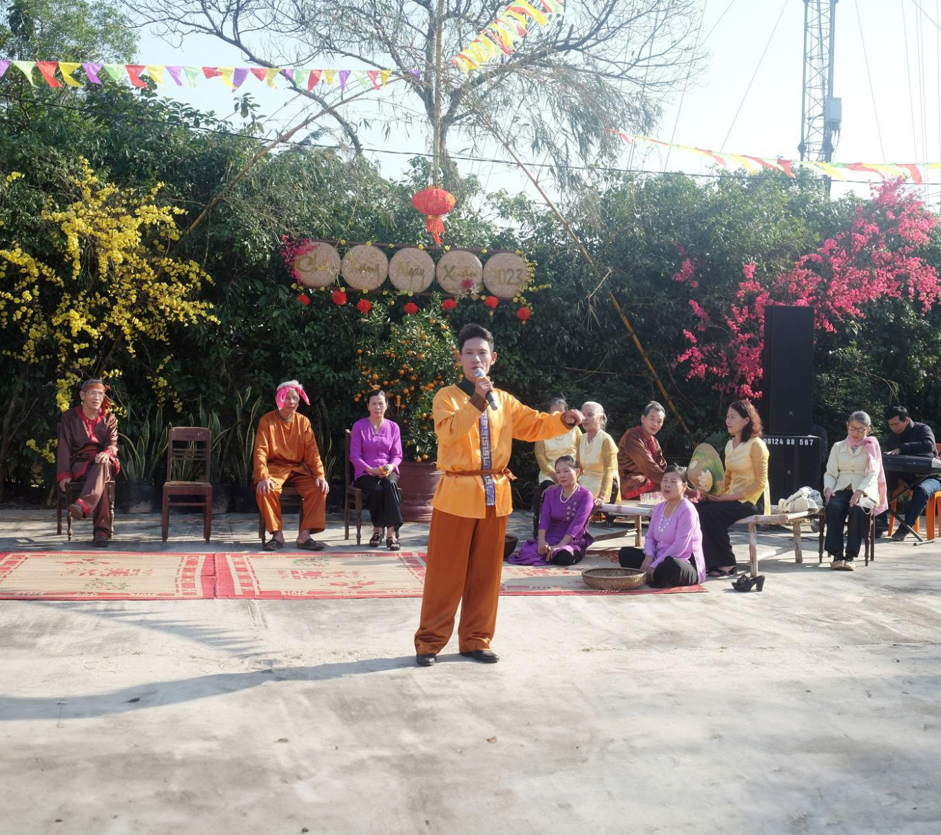 &ldquo;Chiếu trạng ng&agrave;y Xu&acirc;n&rdquo; mỗi dịp Tết ở Vĩnh T&uacute; thu h&uacute;t nhiều người t&igrave;m đến xem - Ảnh: Trung Th&agrave;nh